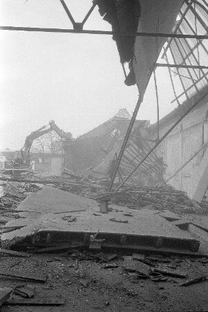 Abbruch der ehemaligen Fabrikationshallen der Nähmaschinenfabrik Junker & Ruh an der Bannwaldallee