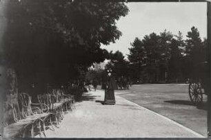 Louise Mayer im Bois de Boulogne