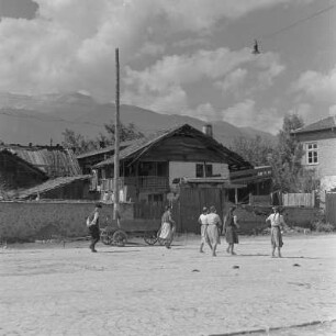 Alltagsbild. Landsleute unterwegs in Bansko