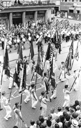 Freiburg: Festzug der Turner; Fahnenträger der Markgräfler; von oben