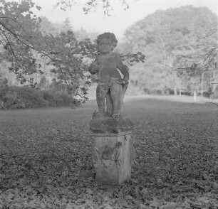 Putto mit Jagdhorn : Putto mit Jagdhorn. 1. Hälfte 18. Jahrhundert. Sandstein. Kromlau, Landschaftspark, südöstlich des Kavaliershauses