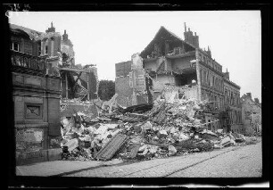 Saint-Quentin (Dep. Aisne, Frankreich): "zerschossene Häuser"