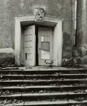 Dresden-Neustadt, Tannenstraße / östlich Hans-Oster-Straße. Ehemalige Kaserne der Sowjetarmee. Dienstgebäude, Eingang mit Vortreppe