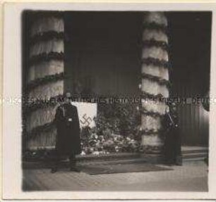 Wien, Adolf-Hitler-Büste mit Blumen