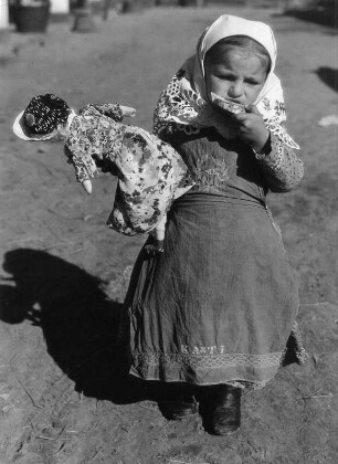 Kinderbilder. Kleines Mädchen mit Puppe (wahrscheinlich in Csömör)