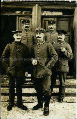 Soldaten mit Schnauzbärten