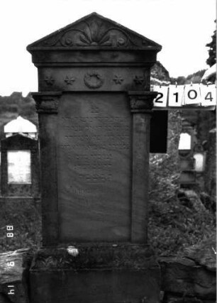 Grabstein 2104 (Index: 100097034) Maße HxBxT: 157x57x19 cm Symbolik: Trauerkranz, vier Rosetten: Grabstein 2104