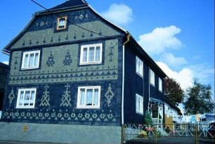 Giebelseite eines Wohnhauses mit Schieferornamentik