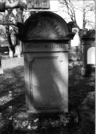 Grabstein 165 (Index: 100100221) Maße HxBxT: 134x59x26 cm Symbolik: Verzierungen: Grabstein 165