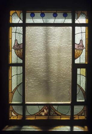 Fenster mit Teildarstellung ornamentaler Verzierungen