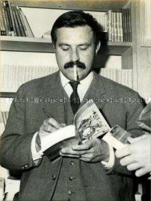 Der Schriftsteller Günter Grass beim Signieren seines Buches "Die Blechtrommel"
