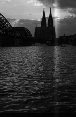 Köln: Rhein mit Domsilhouette im Abendhimmel