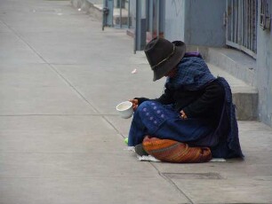 Lima - Bettlerin in Winterkleidung : Eine Frau mit Hut sitzt auf dem Fußweg und bettelt. Aufgenommen am 7. September 2011 in der City von Lima