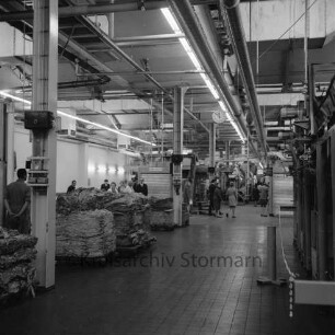 British American Tobacco B.A.T.: Beimoorweg: Zigarettenfabrik: Tag der offenen Tür: Innenaufnahme: Blick durch eine Produktionshalle: links Stapel mit Rohtabak