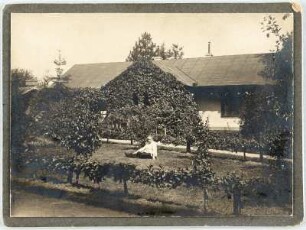 Wohnhaus : Klausenburg (Cluj-Napoca / Rumänien). Wohnhaus. Gartenseite mit auf Wiese sitzender Frau. Ansicht von der Straße
