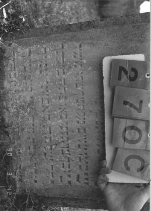 Grabstein 270 (Index: 99786816) Zustand: leicht eingesunken Maße HxBxT: 114x60x13 cm Besonderheit: kulturhistorisch wertvoll / künstl.-formale Gründe (Inschrift): Grabstein 270C