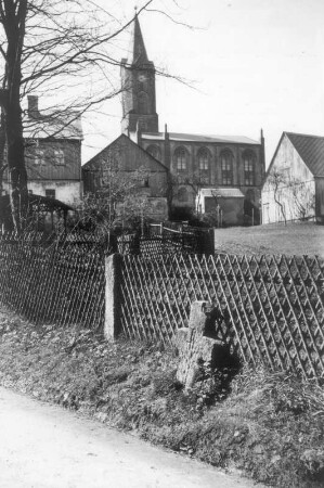 Steinkreuz mit eingeritztem Schwert : Rosenthal, Steinkreuz mit eingeritztem Schwert am Verbindungsweg vom Kirchhof zur Dorfstraße