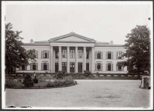 Zwolle, Niederlande. Gerichtsgebäude (Museum de Fundatie). Ansicht vom Park
