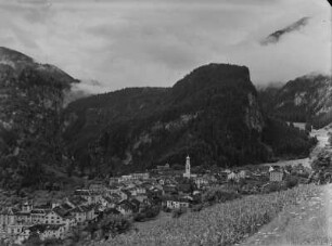 Thusis : Blick nach Thusis und die Viamala Schlucht.