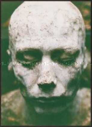 Weißes Gesicht einer Skulptur mit geschlossenen Augen (Altersgruppe 14-17)