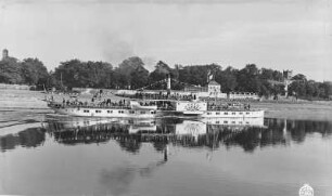 Dresden. Personen-Seitenraddampfer "Bastei" (1896, Blasewitz) in Fahrt stromauf unterhalb der "Drachenschänke"
