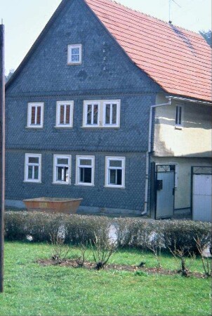 Wohnhaus mit verschiefertem Giebel, Sanierungsarbeiten