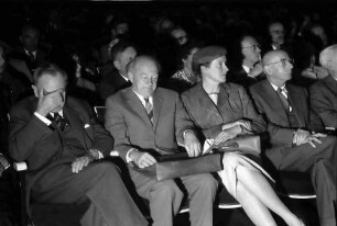 9. Tagung 1959 Physiker: Otto Hahn (Hand vor dem Gesicht), Werner Heisenberg, Frau Heisenberg, Gustav Hertz