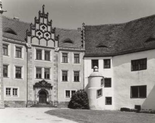 Strehla,Schloss, Nordflügel mit Portal und Nordostflügel mit Treppenturm, Ansicht von Südwesten