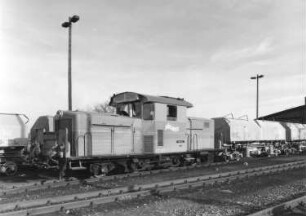 Mügeln. Güterbahnhof. Güterzug mit vierachsigen Schüttgut-Transportwagen der Kaolinwerke Kemmlitz gezogen von dieselelektrischer Lok 199 030-8. Ansicht über die Gleise