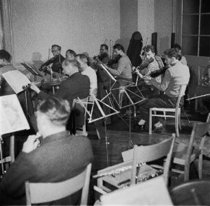 Markneukirchen : Musikinstrumentenbau Markneukirchen. Städtisches Orchester Markneukirchen (Vereinigung Markneukirchner Instrumentenbauer) während der Probe