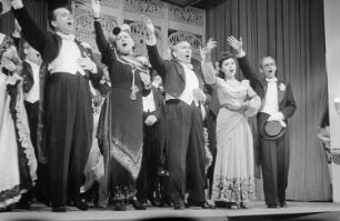 Szenenbilder aus der Operette "Die Kinokönigin" von Jean Gilbert am Metropol-Theater Berlin