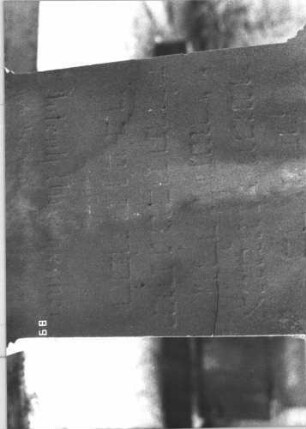 Grabstein 32 (Index: 100105720) Material: Sandstein Zustand: sehr stark verwittert Maße HxBxT: 87x37x8 cm Beschreibung: Stele, Sockel auf Rustica, Abschluß Sonderform Symbolik: sechszackiger Stern und florales Motiv Besonderheit: Kindergrab: Grabstein 32B