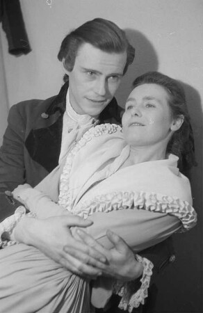 Szenenbilder aus dem Trauerspiel "Miss Sara Sampson" von Gotthold Ephraim Lessing im Theater am Schiffbauerdamm Berlin : Szene mit Thea Kämer als Sara Sampson (links) und Max Eckard als Mellefont
