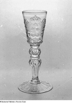 Deckelpokal mit Porträtbüste der russischen Zarin Elisabeth I. Petrowna : Deckelpokal mit Hochschnitt-Porträtbüste der russischen Zarin Elisabeth I. Petrowna. Dresden, nach 1741. Glas (farblos), Hoch-, Matt- und Klarschnitt; Höhe ohne Deckel 26,3 cm. Dresden: Kunstgewerbemuseum 37108