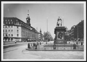 Dresden, Neustädter Markt : Dresden-Neustadt. Blick über den Neustädter Markt mit dem Rathaus und Reiterstandbild August des Starken in die Hauptstraße nach Norden