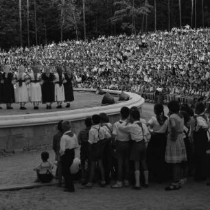10. Jahresfeier der Pioniere in Sofia Mitwirkende junge Pioniere im Stadion