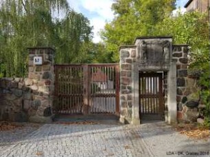 Städtischer Friedhof Dahlem mit Grabdenkmalen und Einfriedung / Friedhofstor; Berlin, Steglitz-Zehlendorf