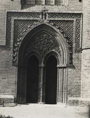 Tangermünde. Altmark. Portal der im späten Mittelalter im Stil der Backsteingotik errichteten Kirche St. Stephan