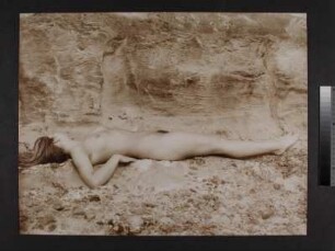 Liegender Akt. Fotografie; 57,2 x 70,1 cm (Blattgröße), 45 x 58,5 cm (Bildgröße). 1979