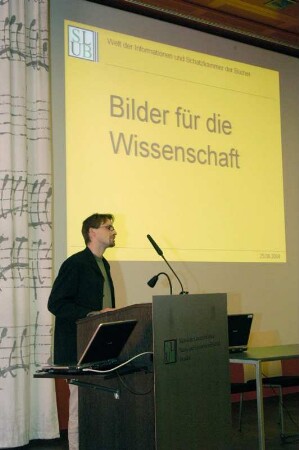 Redner Dr. Jens Bove im Vortragssaal: "Bilder für die Wissenschaft"