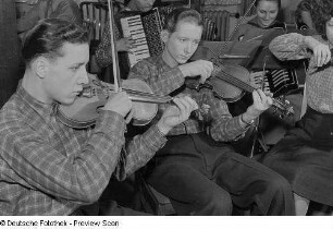 Ein Ensemble beim Musizieren im Klubhaus