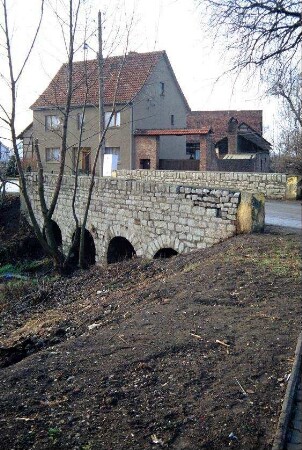 Steinbogenbrücke mit vier Bögen aus Kalksteinen