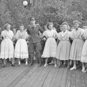 Kulturfest nach der Grundsteinlegung in Briesen. Junge Frauen in festlicher Spreewaldtracht. : Kulturny swjedźeń po połoženju zakładneho kamjenja w Brjazynje. Młode žony w Błótowskej swjedźenskej drasće.