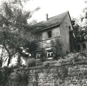 Colditz, Haingasse 38. Wohnhaus (16. Jh.). Straßenansicht mit Gartenmauer