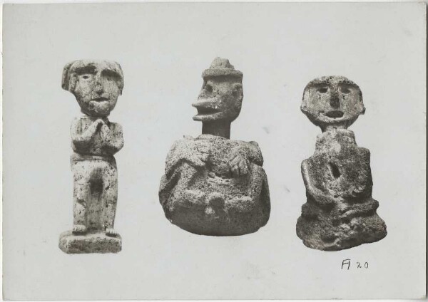 "Trois figures en pierre avec des têtes mobiles, celle du milieu est une allusion maladroite à Quetzalcoatl avec un bonnet de xipé ( ?) - membrum virile, autrement peu courant sur les représentations aztèques. Matériau : la figure de gauche en pierre ponce, les deux autres en tezontli. 26-30 cm".