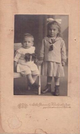 Foto zwei Kinder im Fotoatelier