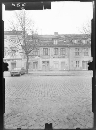 Potsdam, Otto-Nuschke-Straße (Lindenstraße) 5. Wohnhaus mit Läden. Straßenfront