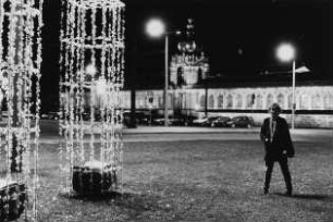 Mnemosyne-Projekt : Die Bildhauerin Thea Richter vor ihrem "Mnemosyne-Projekt", im Hintergrund der Zwinger
