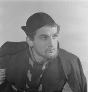 Szenenbilder aus dem Drama "Die Verschwörung des Fiesco zu Genua" von Friedrich Schiller im Theater am Schiffbauerdamm Berlin : Rollenporträt von Hans Rüdiger Renn als Fiesco