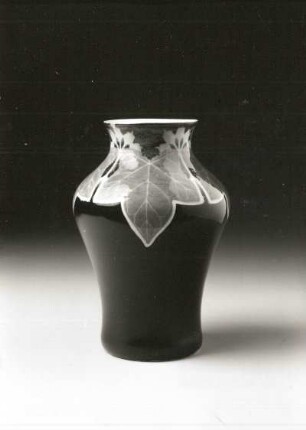 Vase mit Efeulaub